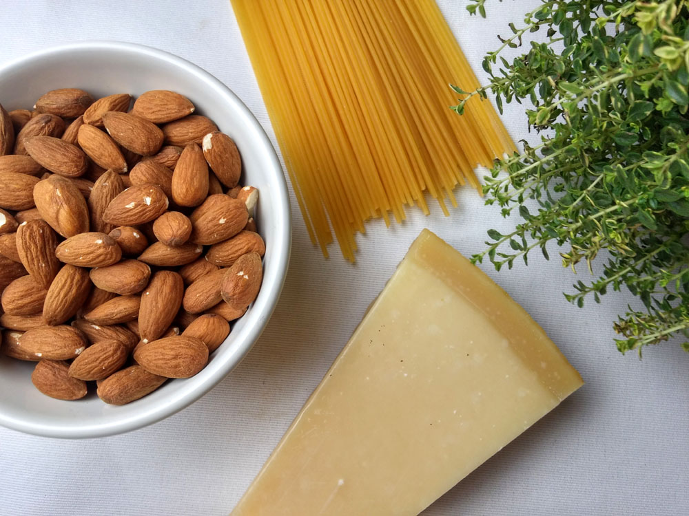 Pesto z migdałów i tymianku cytrynowego